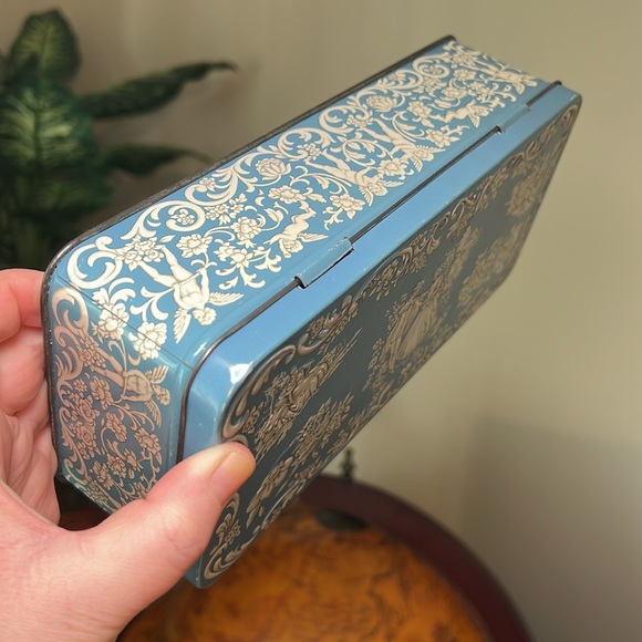 Daher made in England blue white courting couple decorative embossed storage tin - Picture 2 of 7